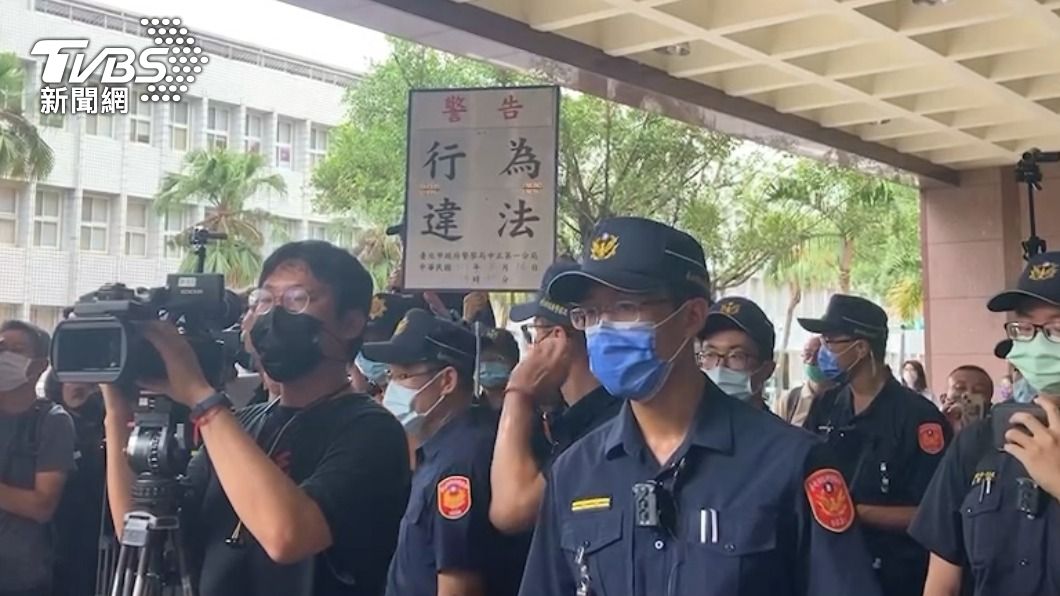 中正一分局長舉牌警告。(圖/TVBS)