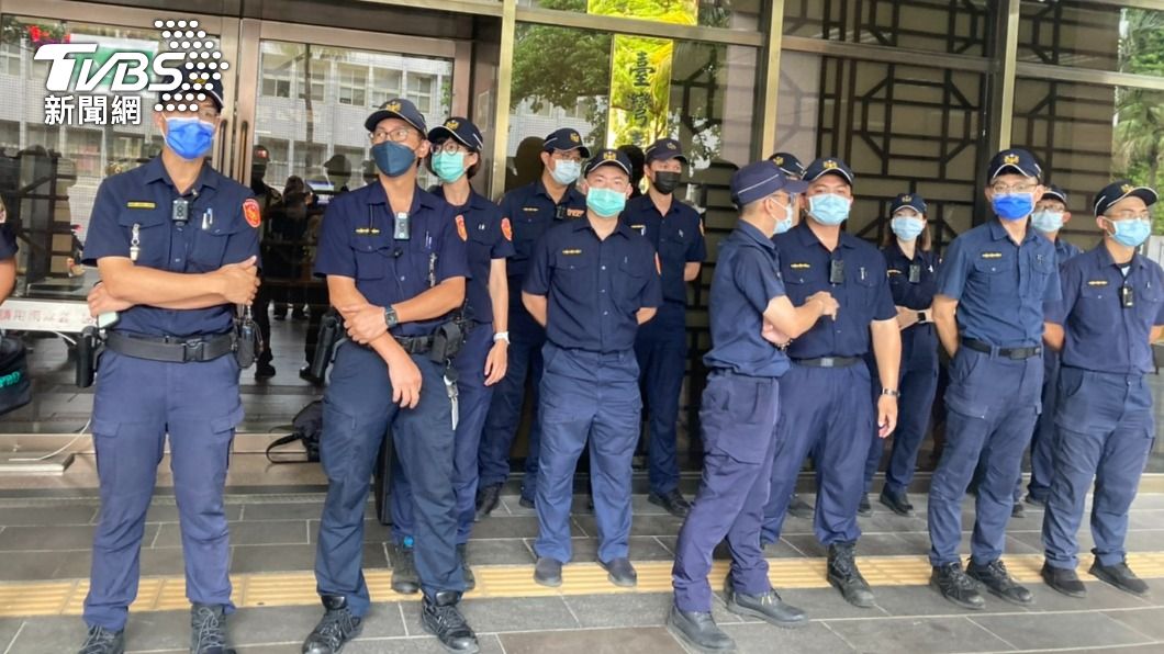 中正一分局出動大批警力到場。(圖/TVBS)
