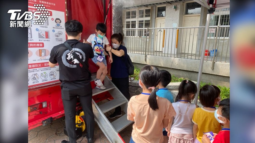 消防夏令營回歸！　「人造煙隧道」超刺激　童驚呼：明年還要來