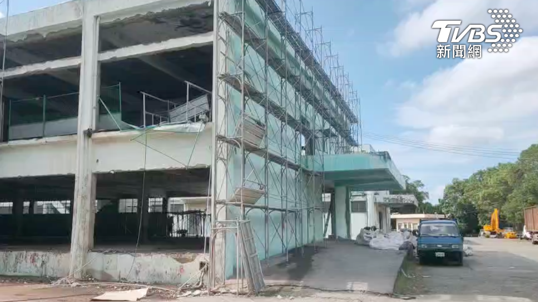 苗栗一工地出現鷹架倒塌的意外。(圖/TVBS)
