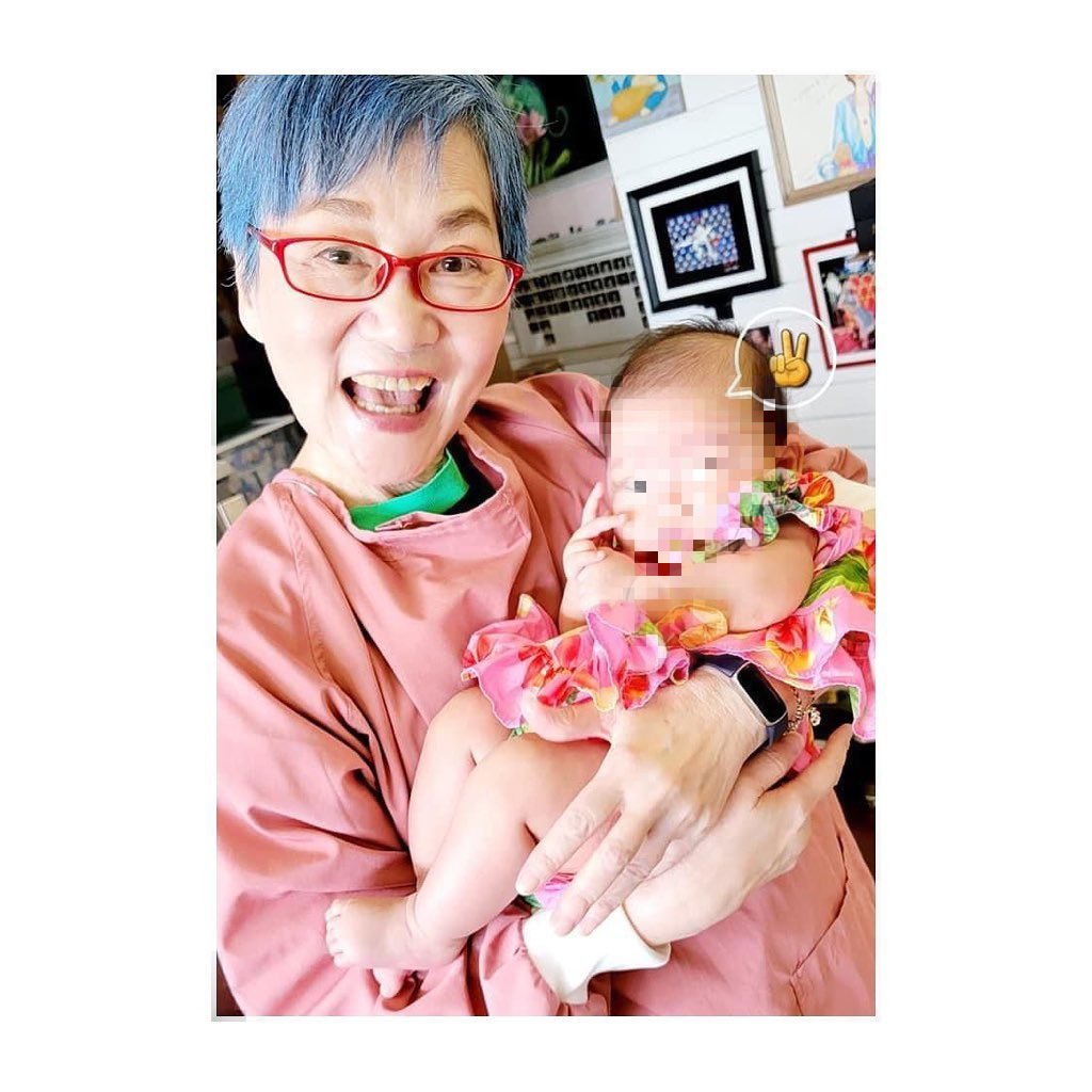 孟耿如女兒比出勝利手勢。（圖／翻攝自孟耿如臉書）