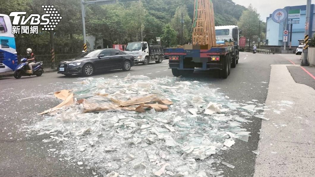 GG了!基隆貨車束帶沒綁好 「3噸玻璃」全砸爛碎滿地