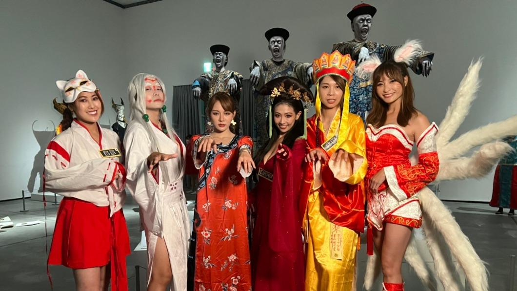 左起嘉恩、木蘭，林莎，黃子宇，水豚飆車，林俞汝用心Cosplay勇闖南美館地獄展。（圖／17LIVE提供）