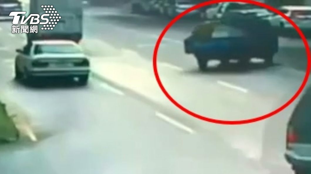 一左轉就失控!小貨車疑因下雨打滑 自撞公車亭釀2傷