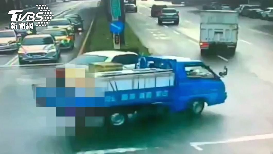 小貨車轉彎失控。(圖/TVBS)