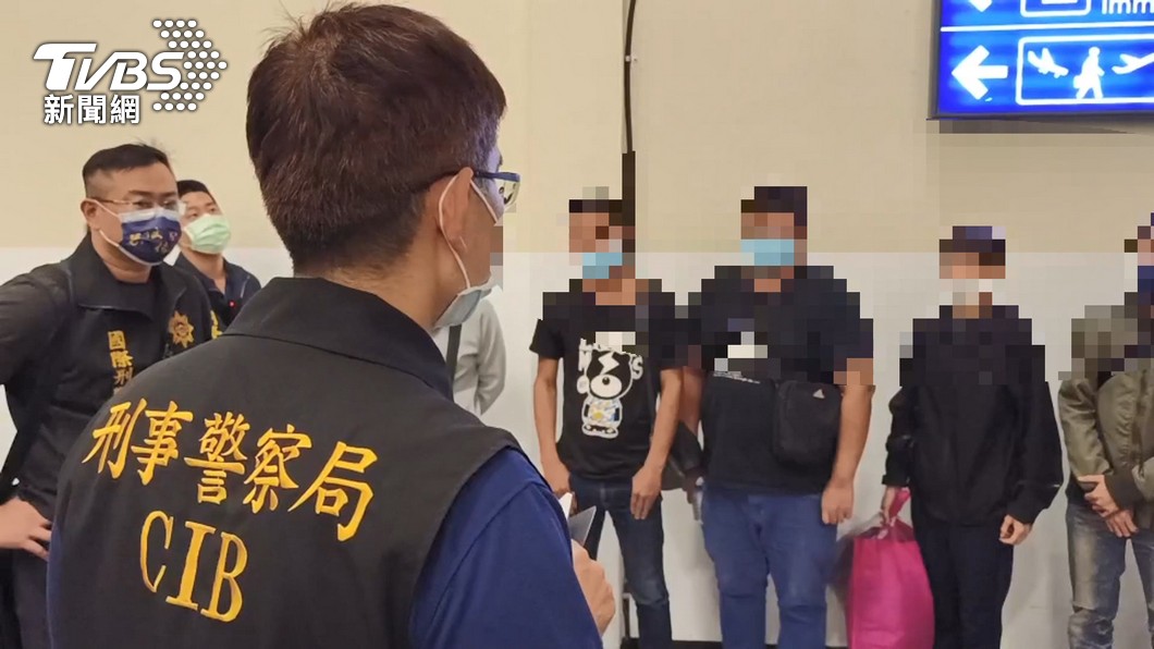 警方近日在機場攔下不少受害民眾。(圖/TVBS)