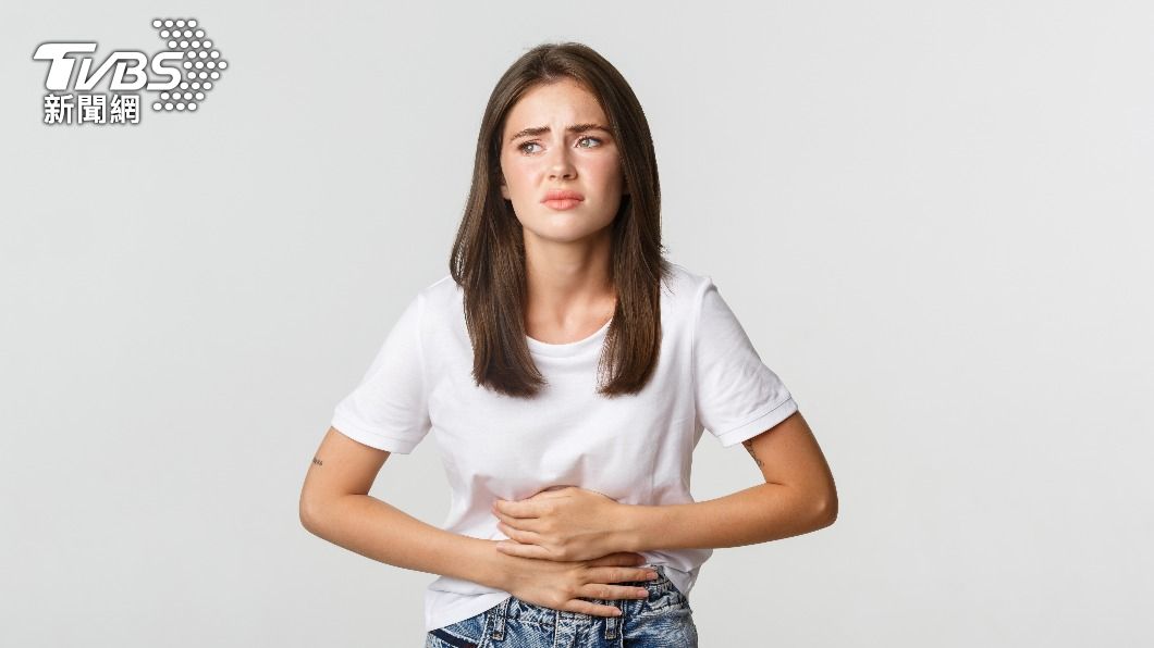 經期期間伴隨腸胃不適是正常現象。(示意圖/shutterstock達志影像)