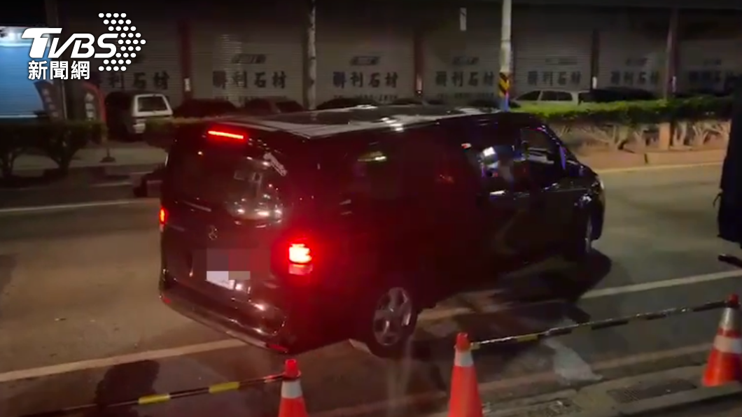 婦人遺體已送往板橋殯儀館待相驗。(圖/TVBS)