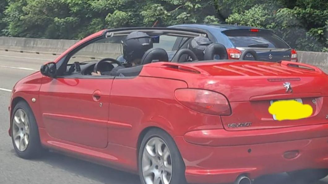 國道驚見最優駕駛！開敞篷車還「戴安全帽」網見畫面笑翻
