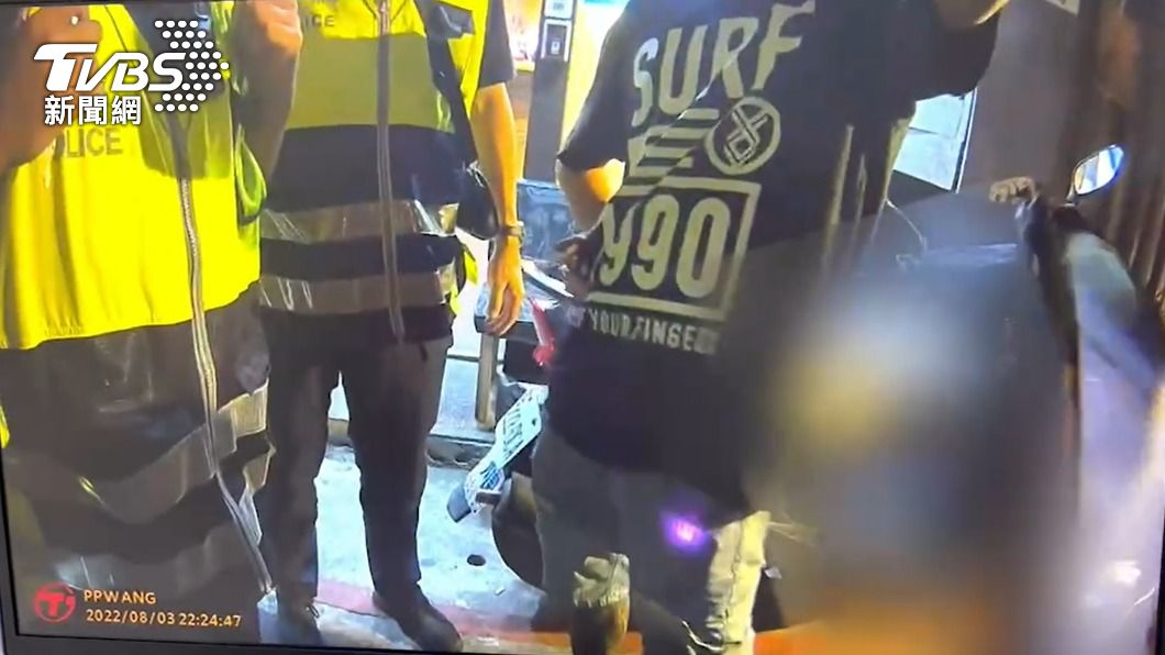 擁槍自重!男為防身囂張帶槍逛街 遇到巡邏警員GG了