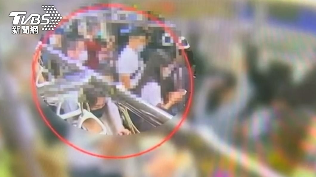 鏡頭黏鞋上！男搭捷運「伸腳」偷拍女　熱心民眾怒揪狼