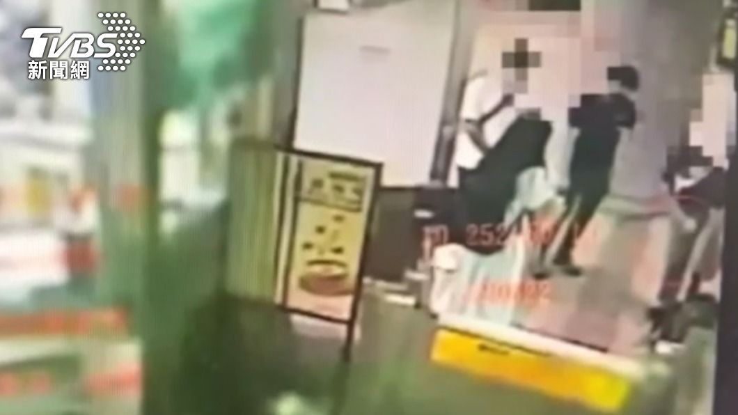偷拍男（右1）將腳上的鏡頭拔下來。（圖／TVBS）