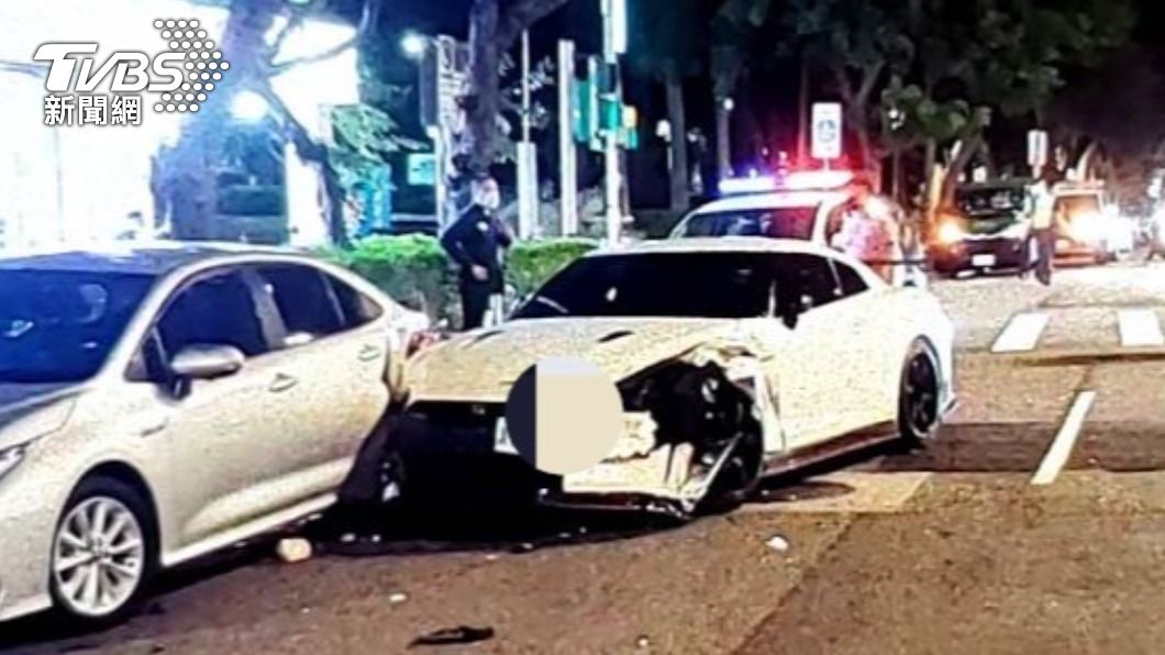 東瀛戰神掰了!疑高速閃不及 GT-R撞迴轉郵務車噴路旁再撞