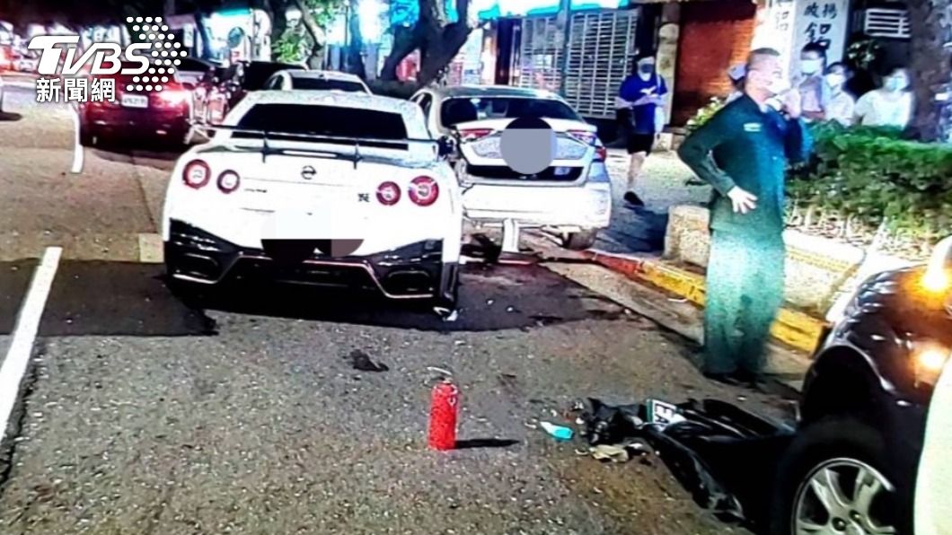 停放在路旁的多元計程車毀損。(圖/TVBS)