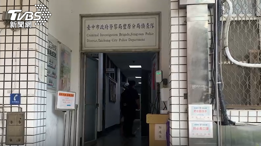 員警將外送員上銬逮捕。(圖/TVBS)