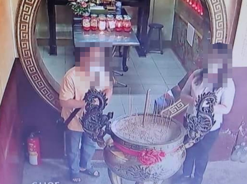 有一男一女到宮廟拜拜，但是卻持「倒立香」。（圖／翻攝自爆料公社二社）