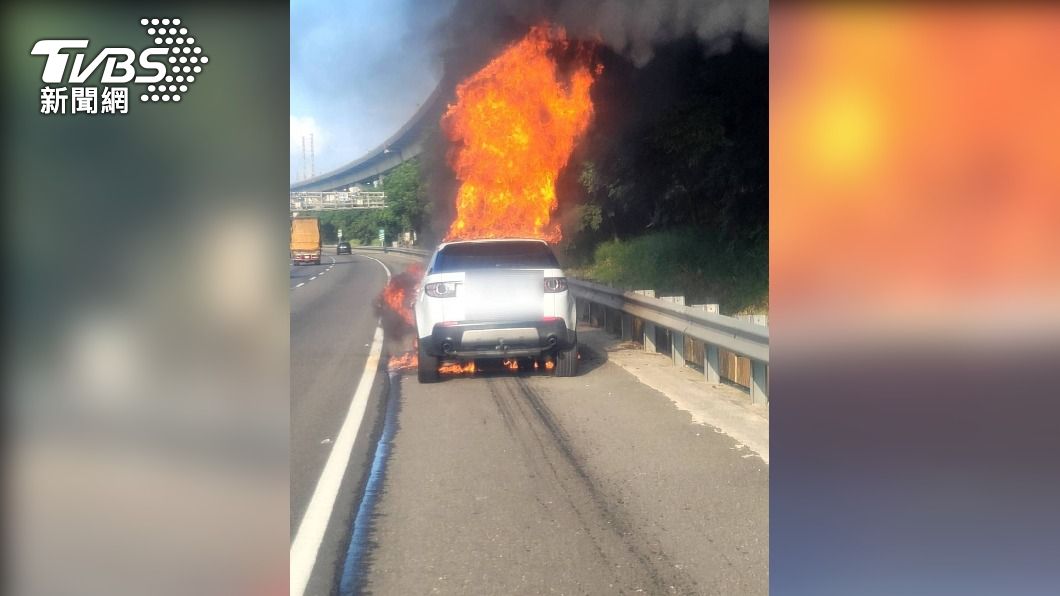 國道上車子突起火 駕駛緊急下車逃生