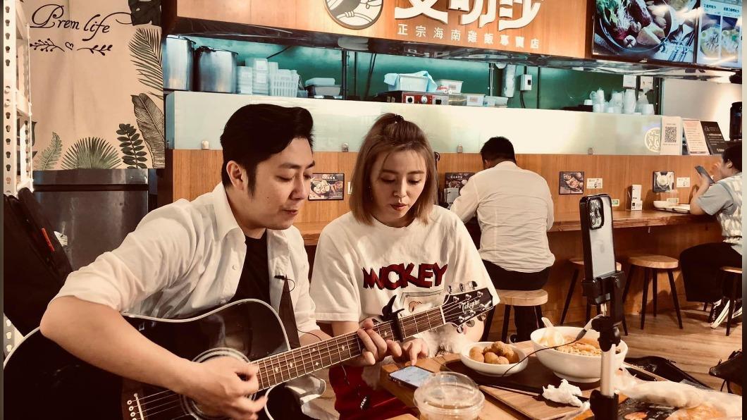 艾成與王瞳上月底慶祝結婚2週年。（圖／翻攝自艾成臉書）