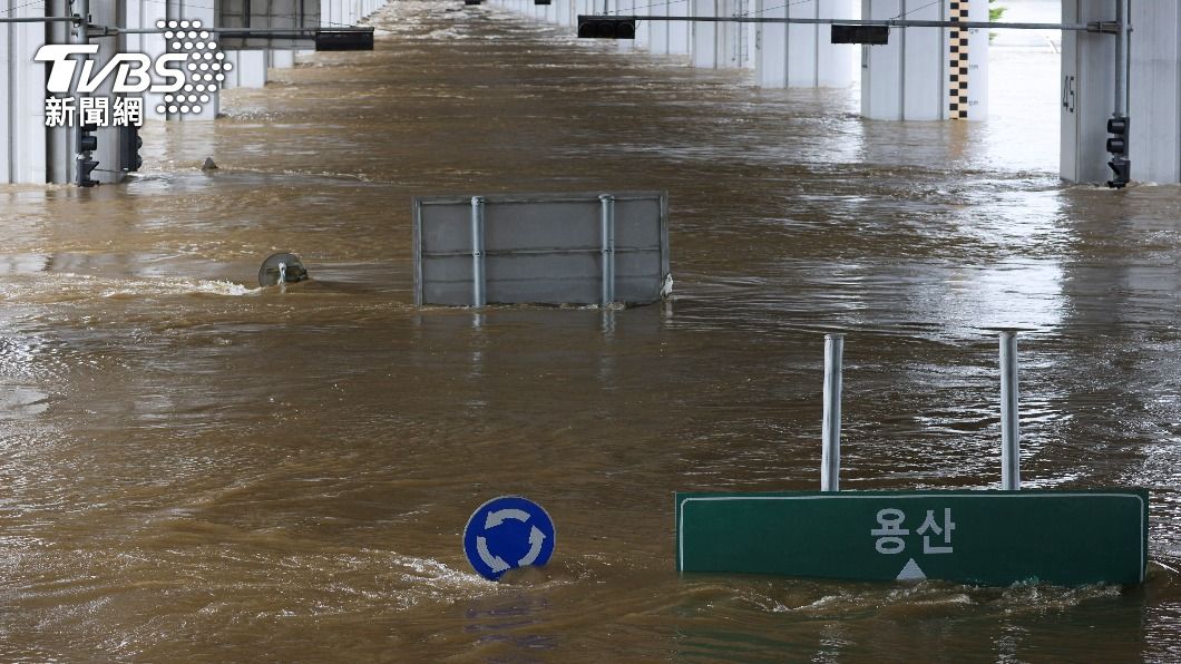 首爾日前豪雨成災，多處發生嚴重淹水災情。（圖／達志影像路透社）