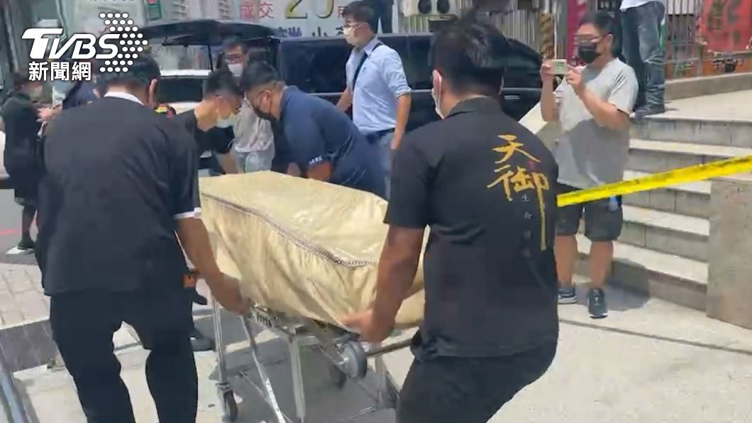 艾成遺體移往板橋殯儀館。(圖/TVBS)