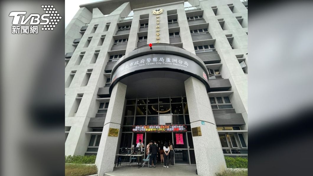 王瞳做筆錄前在警局前禱告。(圖/TVBS)
