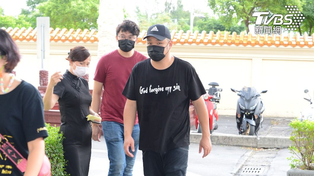 直擊／艾成遺體抵達板橋殯儀館　王瞳父妹及林道遠到場處理