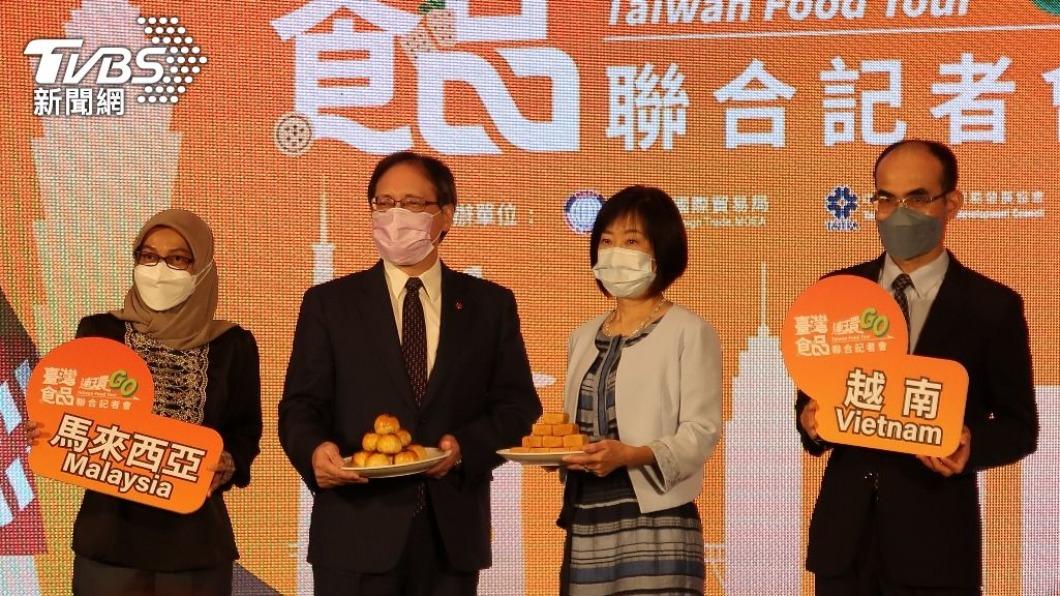 經濟部提撥2億元推出「臺灣食品全球GO計畫」，今舉行活動開跑大會。外貿協會秘書長王熙蒙（左二）、經濟部國際貿易局局長江文若（左三）。（圖／林至柔攝）