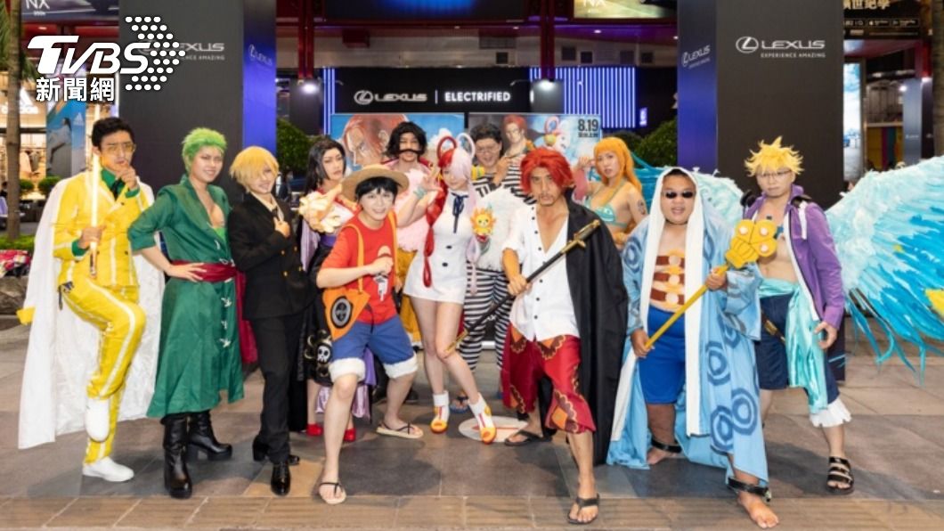台灣粉絲Cosplay《航海王》內的角色到場觀影。（圖／中央社）