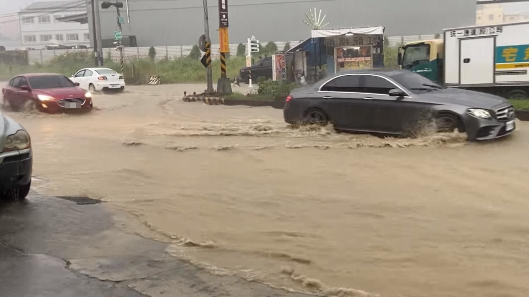 12縣市豪大雨！高雄雨彈狂炸　嚴重淹水「馬路變小河」