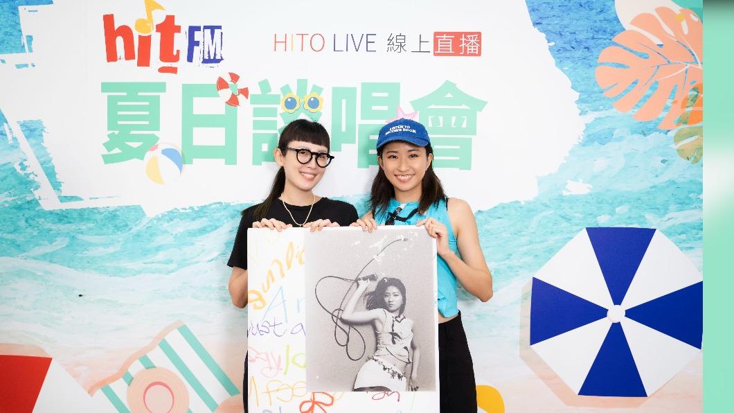 9m88跟主持人魏如萱合唱〈Have a Nice Day〉。(圖/Hit Fm提供)