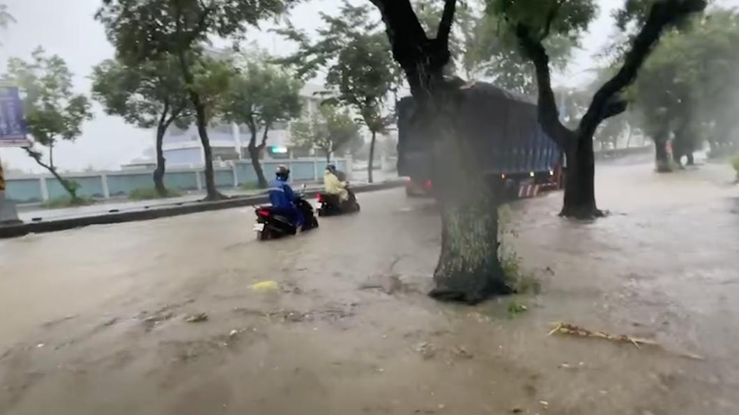 南投積水淹沒車輪。（圖／翻攝自臉書南投人聊天室）