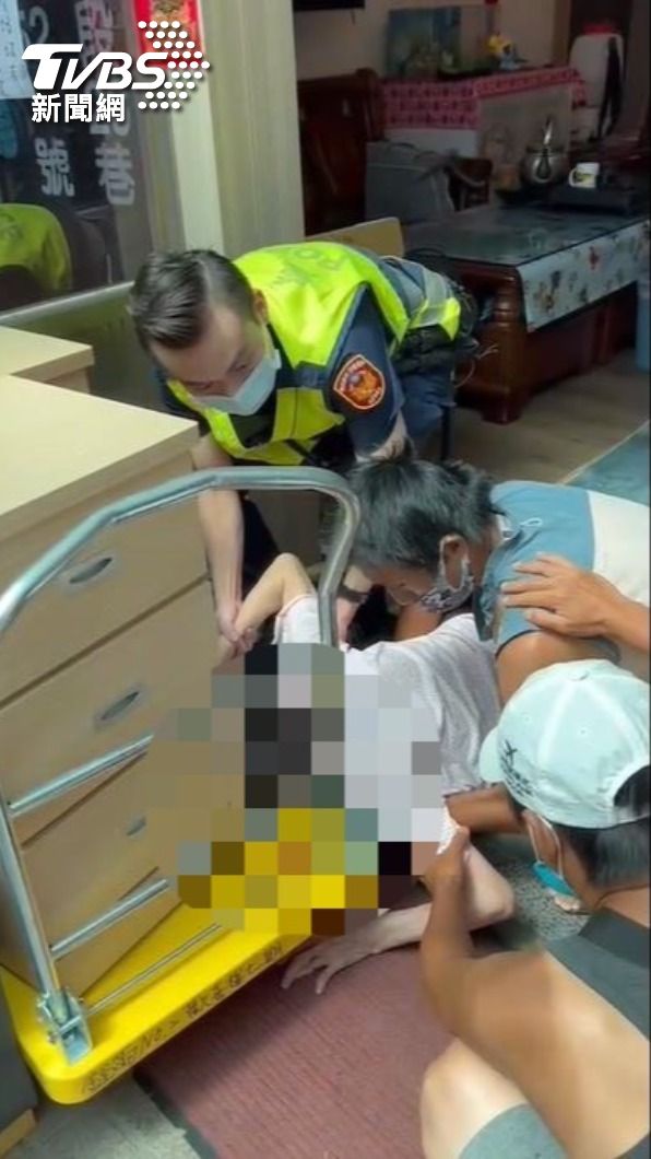 80歲的趙阿嬤倒地,警民合作一起救人。(圖/TVBS)