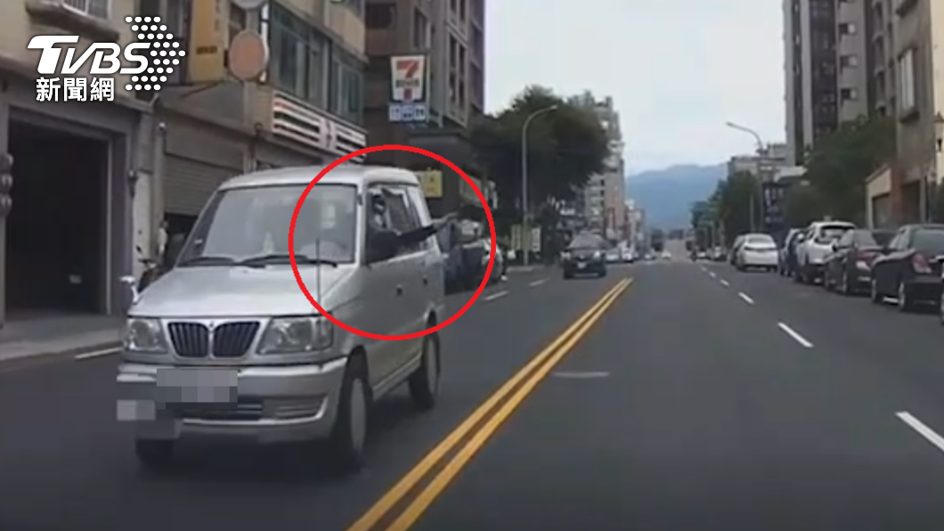 民眾朝對向的警方揮手攔車。（圖／TVBS）