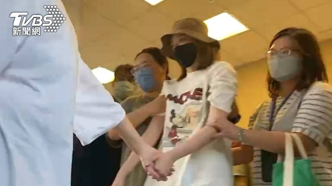 王瞳離開板橋殯儀館畫面。(圖/TVBS)