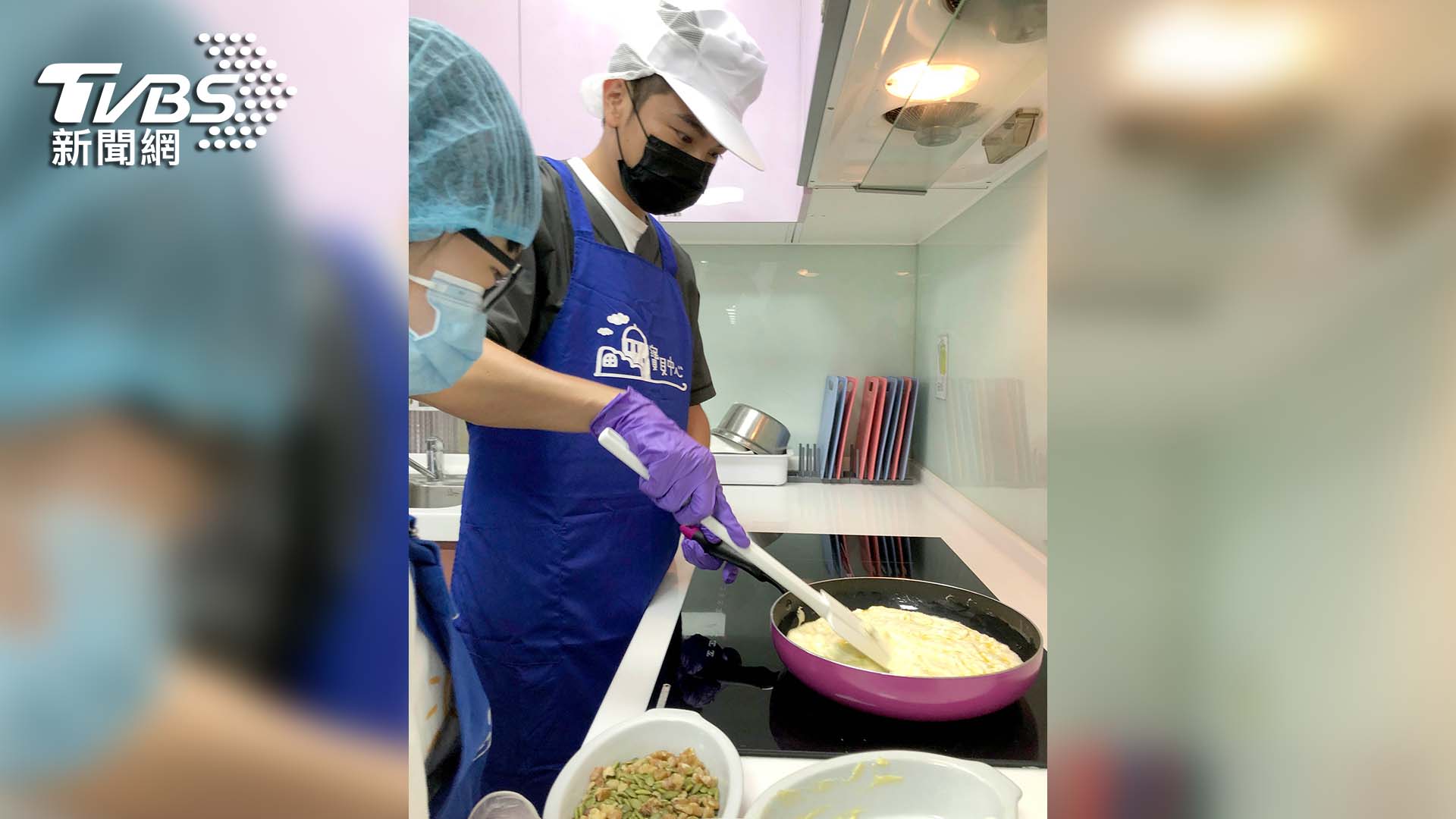 製作雪Q餅的過程中,負責指導的小綺(化名) 對細節的堅持,讓楊銘威完全不敢鬆懈。(圖/TVBS)