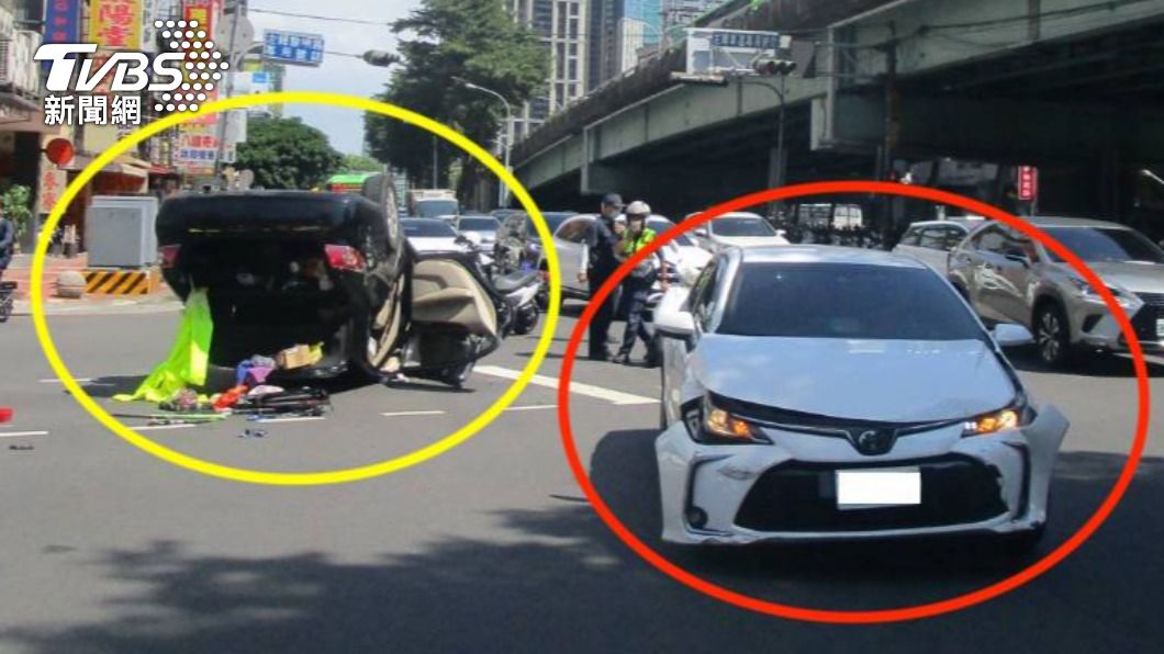 兩車一正一反翻覆。(圖/TVBS)