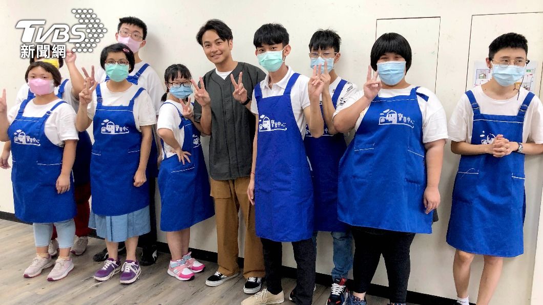 楊銘威化身甜點師力挺公益 罕病兒看到他變迷妹「是曾老師」