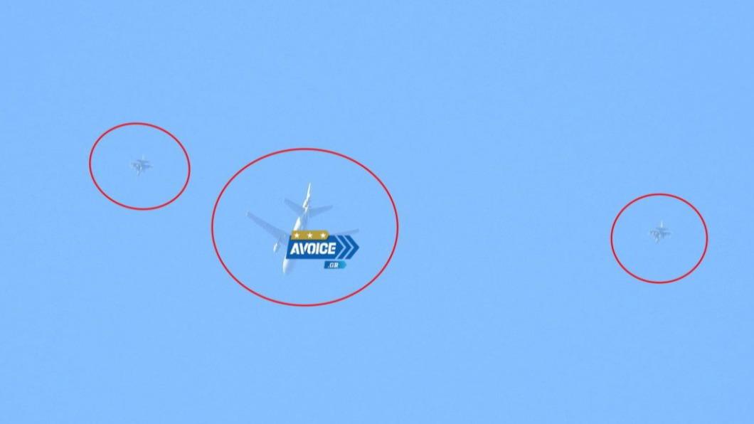 航空追蹤網站「IntelSky」公開2架F-16伴飛的畫面。(圖/翻攝自IntelSky 推特 @Intel_Sky)