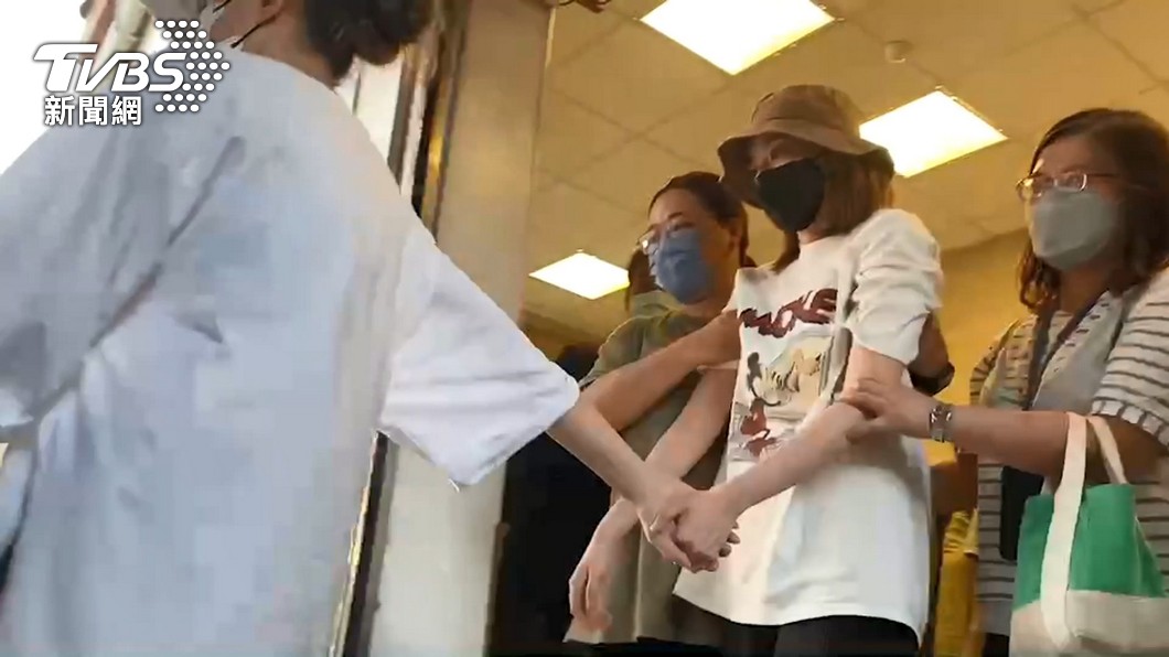 王瞳在親友攙扶下處理丈夫後事。（圖／TVBS）