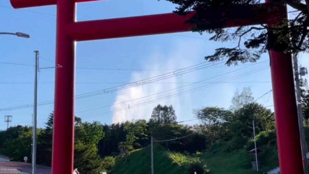 北海道南部神社沖天水柱 狂噴11天未止日引1500民眾圍觀