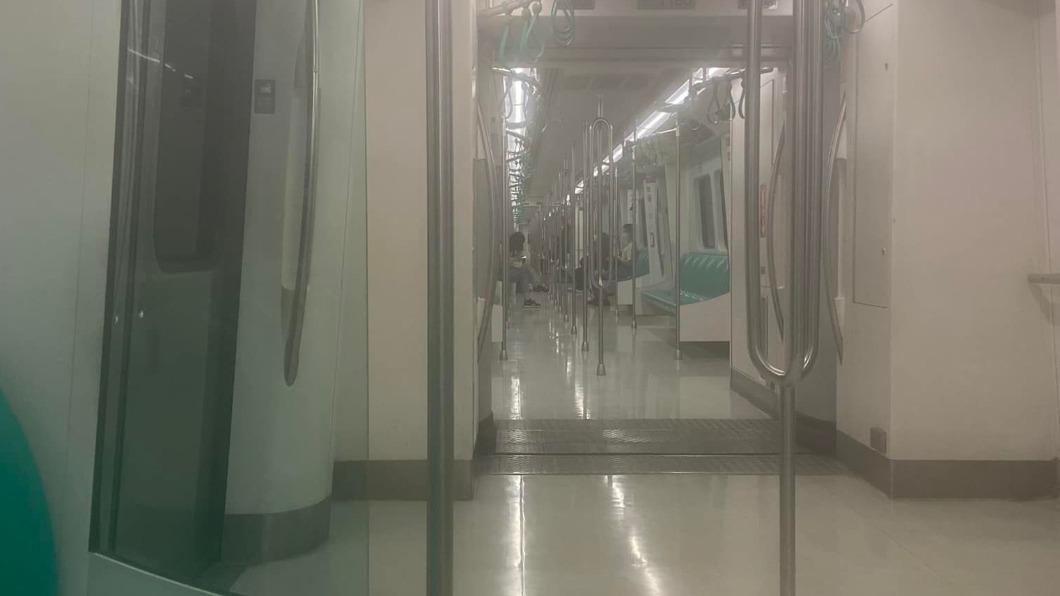列車冒煙？高捷公司深夜回應　PO文者急道歉：鏡頭霧氣