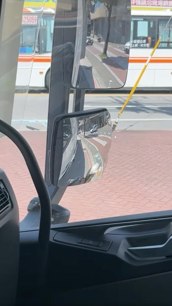 大貨車死角。(圖/翻攝自爆廢公社公開版)