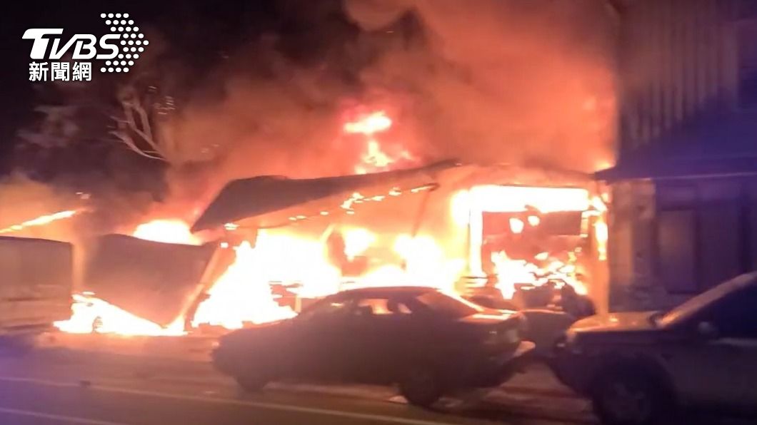 花蓮汽修廠凌晨大火!延燒2民宅 鄰居聽爆炸聲嚇醒急逃