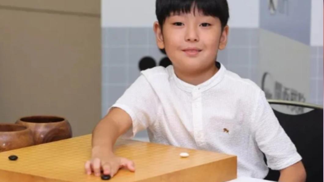 藤田怜央4歲時開始接觸圍棋,小學二年級開始就能戰勝職業棋士。(圖/翻攝自產經新聞)