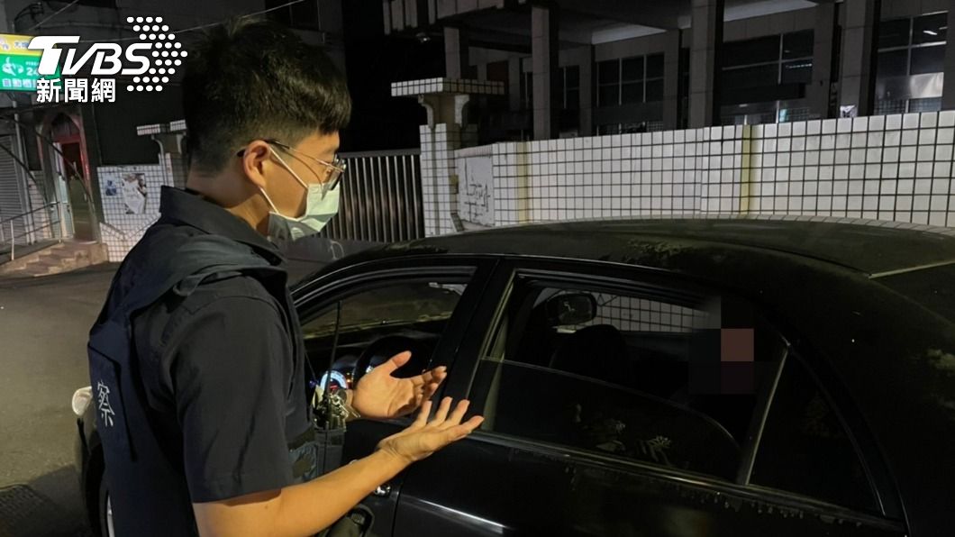 員警熱心調解兩人糾紛。(圖/TVBS)