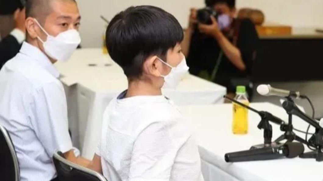 一般學齡前的孩子要坐穩都很困難,藤田怜央卻能展現驚人專注力。(圖/翻攝自產經新聞)