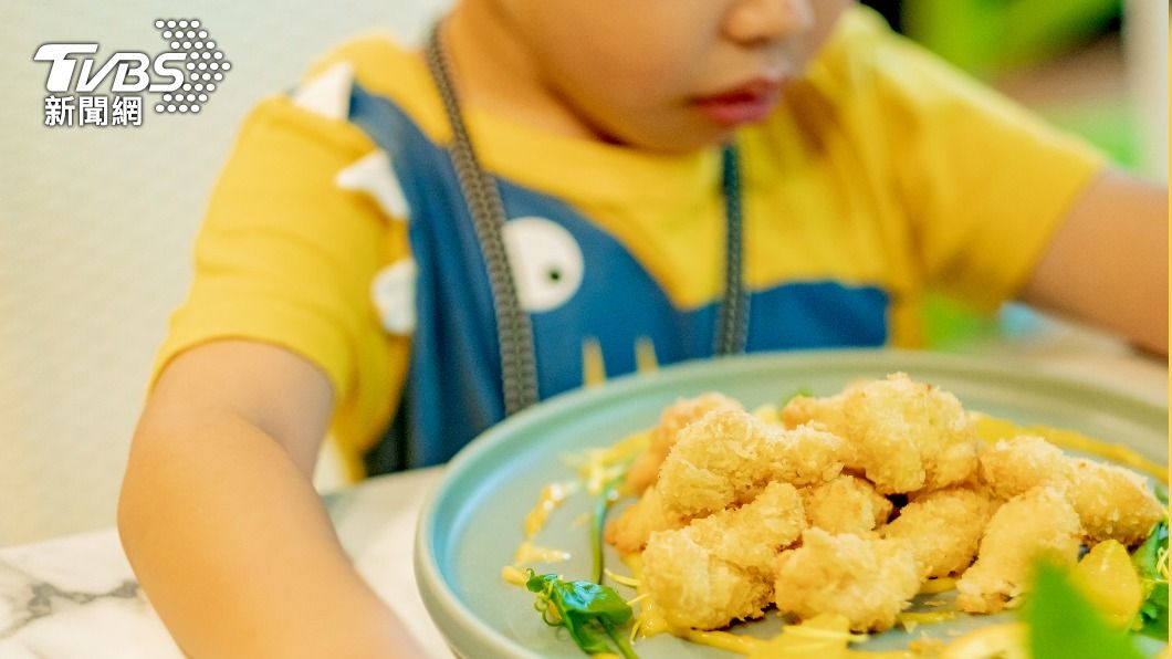 該名小孩回答她自己的工作就是「吃飯、睡覺、陪弟弟玩」。(示意圖/shutterstock達志影像)