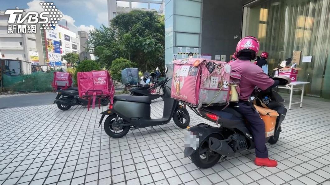 外送員將這則公告PO上網。(示意圖,非當事人/TVBS)
