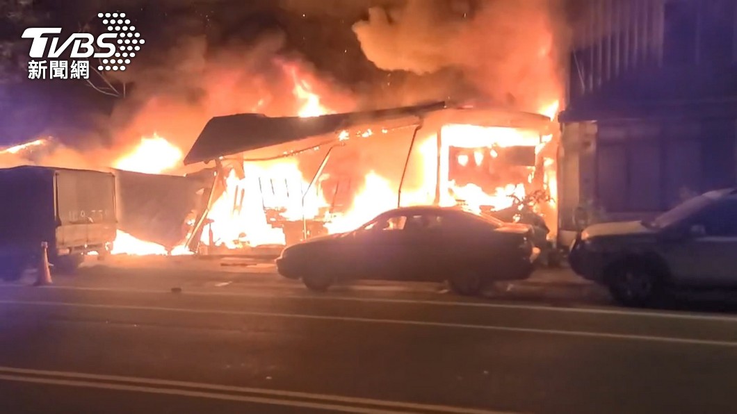 砰!汽修廠凌晨陷火海 住戶聞爆炸聲急逃生