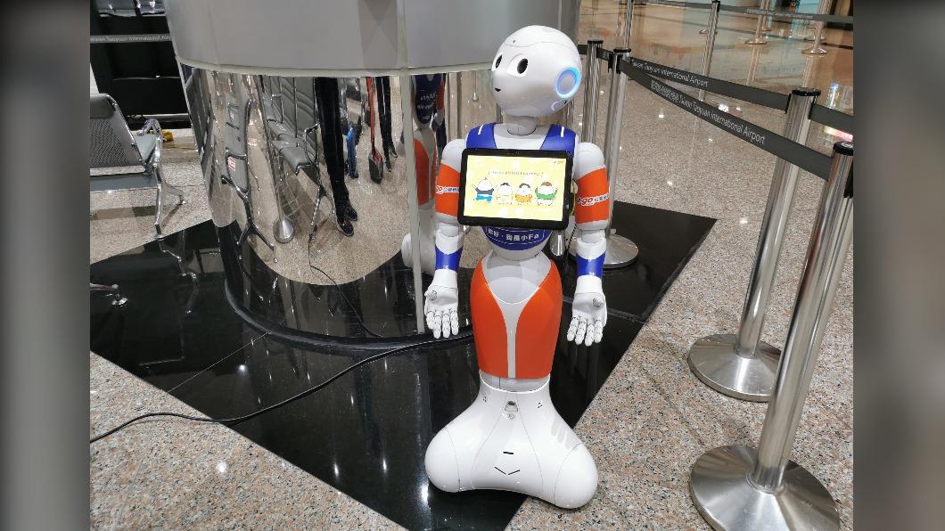 迎賓機器人桃園機場現身  帶領旅客搭車